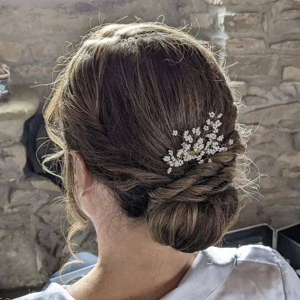 Recollit baix de núvia amb flors petites