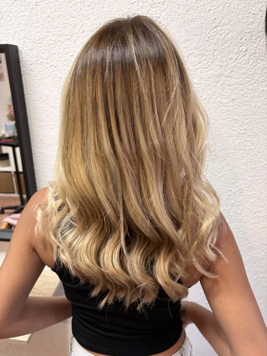 Cabell ros amb balayage i ones fet al saló